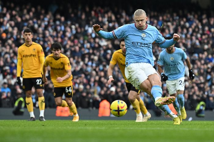 Striker Manchester City, Erling Haaland, mengeksekusi tendangan penalti pada laga melawan Wolverhampton Wanderers di Stadion Etihad, Minggu (22/1/2023).