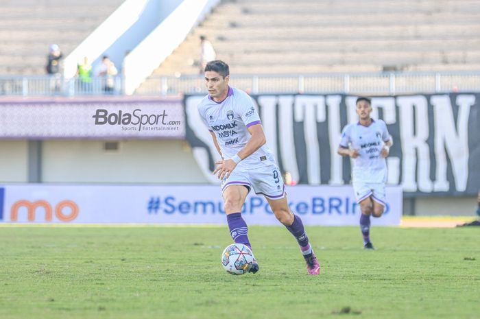 Striker Persita Tangerang, Ramiro Ezequiel Fergonzi, sedang menguasai bola dalam laga pekan ke-20 Liga 1 2022 di Stadion Indomilk, Tangerang, Banten, 22 Januari 2023.