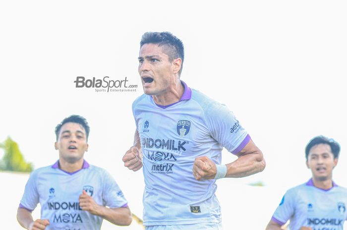 Striker Persita Tangerang, Ramiro Ezequiel Fergonzi, sedang melakukan selebrasi seusai mencetak gol dalam laga pekan ke-20 Liga 1 2022 di Stadion Indomilk, Tangerang, Banten, 22 Januari 2023.