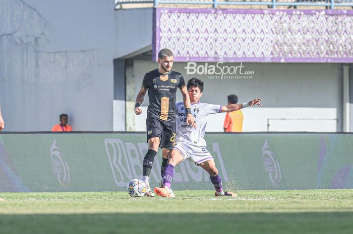 Gelandang Dewa United, Majed Osman Sobhi (kiri), sedang menguasai bola dan diberusaha direbut pemain Persita Tangerang bernama Fahreza Sudin (kanan) dalam laga pekan ke-20 Liga 1 2022 di Stadion Indomilk, Tangerang, Banten, 22 Januari 2023.