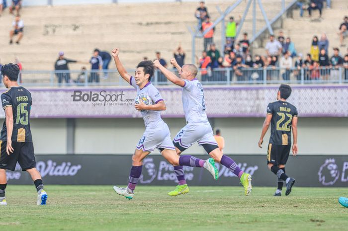 Gelandang Persita Tangerang, Bae Sin-yeong (kiri), sedang melakukan selebrasi seusai mencetak gol dalam laga pekan ke-20 Liga 1 2022 di Stadion Indomilk, Tangerang, Banten, 22 Januari 2023.