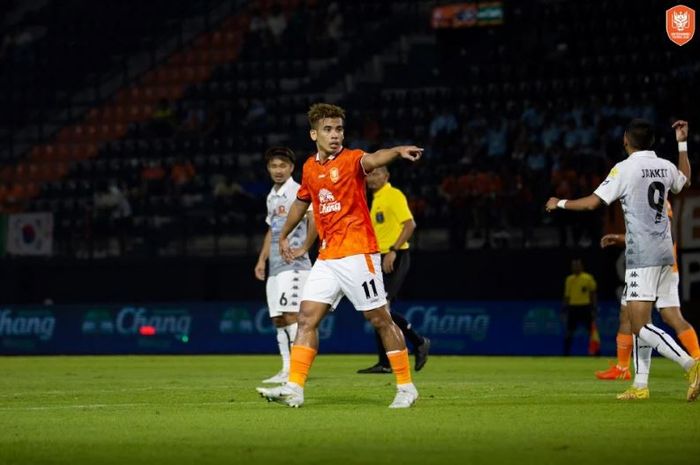 Bintang Timnas Malaysia, Safawi Rasid, nyaris mencetak gol pada laga debutnya bersama klub Liga 1 Thailand, Ratchaburi FC.