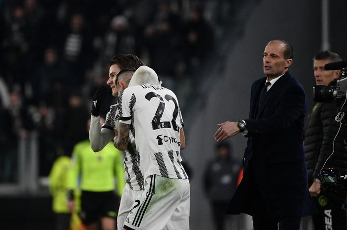 Massimiliano Allegri (kanan) berupaya keras membawa Juventus memenangi Liga Europa demi tiket alternatif menuju Liga Champions 2023-2024.