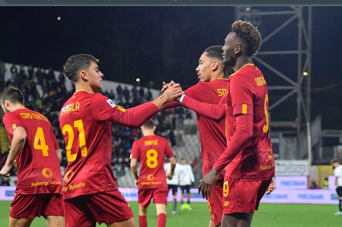 AS Roma berhasil mengukir satu prestasi hebat di Eropa. Prestasi hebat itu tak mampu dilakukan oleh tim Italia lainnya seperti Inter Milan, AC Milan, dan Juventus