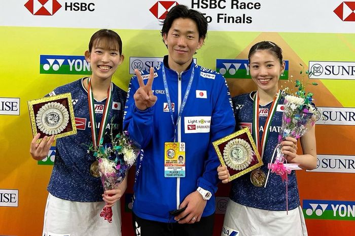 Ganda putri Jepang, Nami Matsuyama/Chiharu Shida, berpose setelah memenangkan gelar India Open 2023