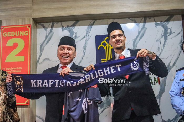 Ketua Umum PSSI, Mochamad Iriawan (kiri), sedang berfoto bersama dengan hadiah cinderamata dari Shayne Pattynama (kanan) yang baru saja resmi menjadi Warga Negara Indonesia setelah pengambilan sumpah di Kantor Kemenkumham Wilayah DKI Jakarta pada 24 Januari 2023.