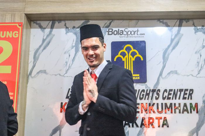 Pemain naturalisasi timnas Indonesia, Shayne Pattynama, sedang menyapa awak media di Kemenkumham Wilayah DKI Jakarta, Cakung, Jakarta Selatan, 24 Januari 2023.