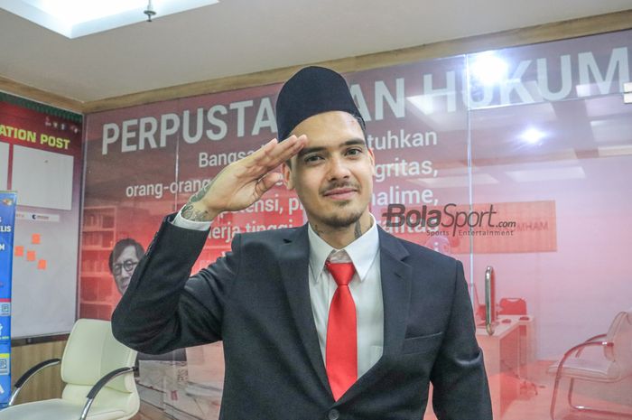 Pemain naturalisasi timnas Indonesia, Shayne Pattynama, sedang memberikan salam hangat saat ditemui di Kantor Kemenkumham Wilayah DKI Jakarta, Cawang, Jakarta Selatan, 24 Januari 2023.