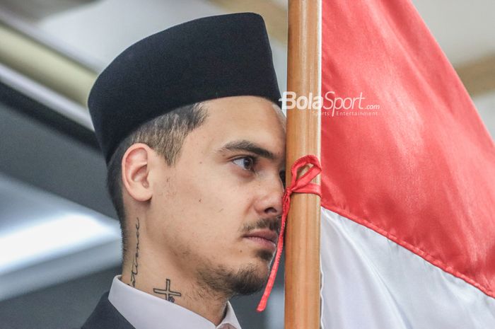 Pemain naturalisasi timnas Indonesia, Shayne Pattynama, sedang berfoto bersama bendera Merah Putih setelah sah menjadi WNI di Kantor Kemenkumham Wilayah DKI Jakarta, Cawang, Jakarta Selatan, 24 Januari 2023.