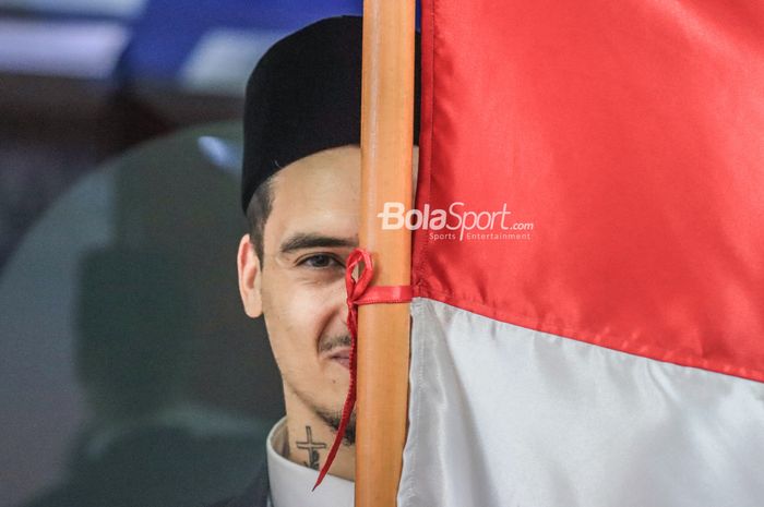 Pemain naturalisasi timnas Indonesia, Shayne Pattynama, sedang berfoto bersama bendera Merah Putih setelah sah menjadi WNI di Kantor Kemenkumham Wilayah DKI Jakarta, Cawang, Jakarta Selatan, 24 Januari 2023.