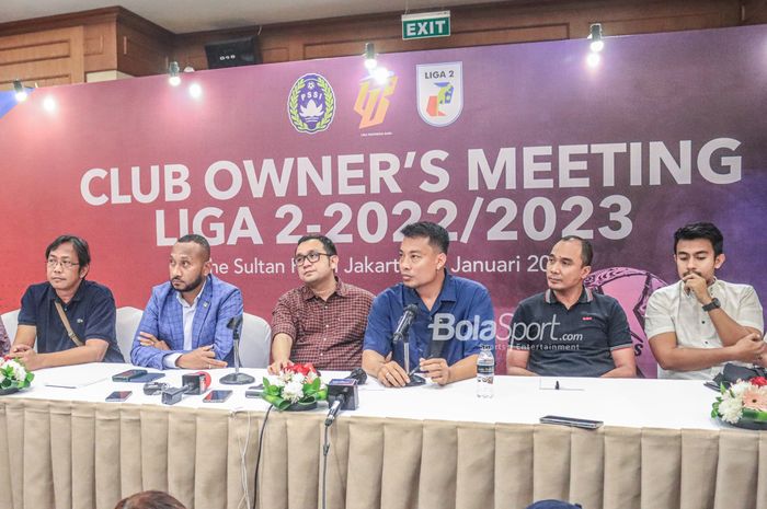 Yan Permenas Mandenas (manajer Persipura), Effendy Syahputra (CEO Karo United), Hamka Hamzah (manajer FC Bekasi City), dan perwakilan klub Liga 2 lainnya saat jumpa pers di Hotel Sultan, Senayan, Jakarta, 24 Januari 2023.