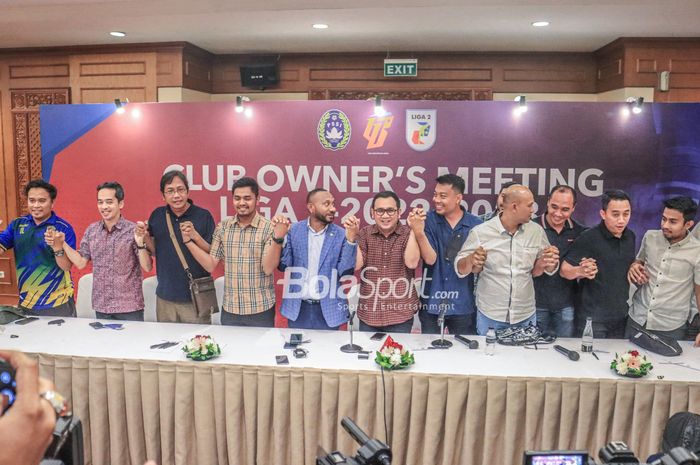 Sejumlah perwakilan klub Liga 2 2022 sedang berfoto bersama di Hotel Sultan, Senayan, Jakarta, 24 Januari 2023.