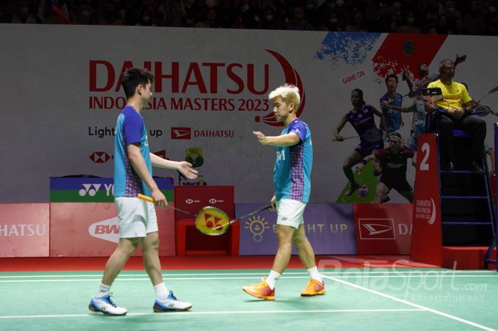 Pasangan ganda putra Indonesia, Marcus Fernaldi Gideon/Kevin Sanjaya Sukamuljo, melakukan tos saat tampil pada babak pertama Indonesia Masters 2023 di Istora Gelora Bung Karno, Senayan, Jakarta, 24 Januari 2023.