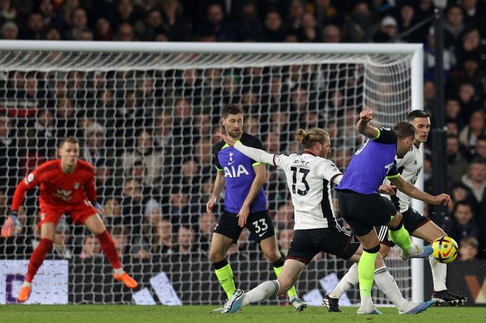 Striker Tottenham Hotspur, Harry Kane, mencetak gol ke gawang Fulham dalam laga Liga Inggris di Stadion Craven Cottage, Senin (23/1/2023).