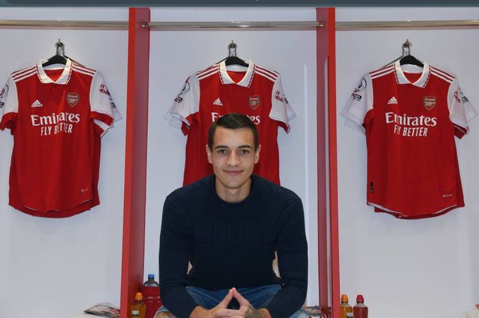 Arsenal resmi mendapatkan bek asal Polandia, Jakub Kiwior, dengan kesepakatan senilai 20 juta pounds dari Spezia.