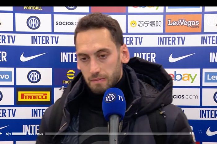 Hakan Calhanoglu meminta maaf kepada suporter karena Inter Milan makin jauh dari peluang meraih titel juara Liga Italia.  