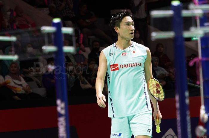 Pebulu tangkis tunggal putra asal Jepang, Kento Momota, saat tampil melawan Shi Yu Qi (China) pada babak pertama Indonesia Masters 2023 di Istora Senayan, Jakarta, Rabu (25/1/2023).