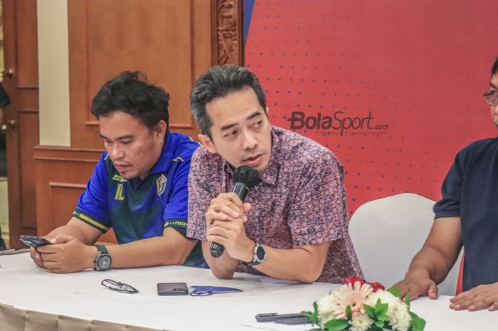 CEO (Chief Executive Officer) PSIM Yogyakarta, Bima Sinung Widagdo, sedang memberikan keterangan kepada awak media di Hotel Sultan, Senayan, Jakarta, 24 Januari 2023.