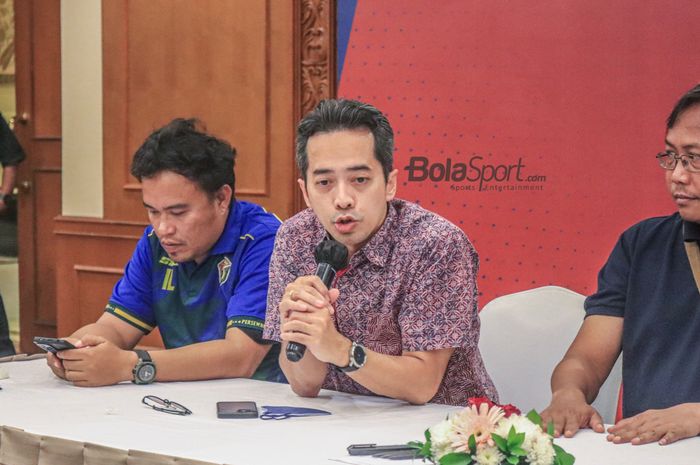 CEO (Chief Executive Officer) PSIM Yogyakarta, Bima Sinung Widagdo, sedang memberikan keterangan kepada awak media di Hotel Sultan, Senayan, Jakarta, 24 Januari 2023.