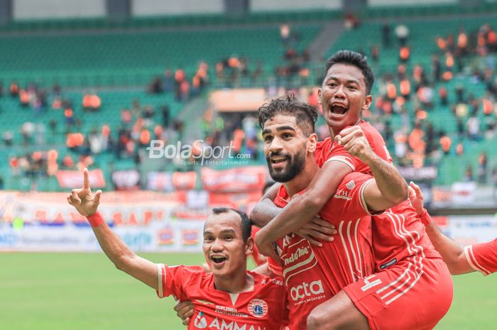 Riko Simanjuntak (kiri) dan Resky Fandi (kanan) sedang merayakan gol dari Abdulla Yusuf (tengah) untuk Persija Jakarta dalam laga pekan ke-20 Liga 1 2022 di Stadion Patriot Candrabhaga, Bekasi, Jawa Barat, 25 Januari 2023.