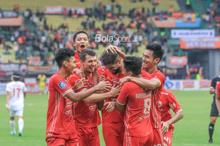 Ginanjar Wahyu, Ilham Rio Fahmi, Ondrej Kudela, hingga Hanif Sjahbandi sedang merayakan gol Abdulla Yusuf untuk Persija Jakarta dalam laga pekan ke-20 Liga 1 2022 di Stadion Patriot Candrabhaga, Bekasi, Jawa Barat, 25 Januari 2023.