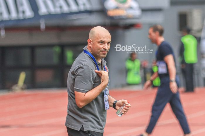 Pelatih PSM Makassar, Bernardo Tavares, sedang memberikan intruksi kepada para pemainnya bertanding dalam laga pekan ke-20 Liga 1 2022 di Stadion Patriot Candrabhaga, Bekasi, Jawa Barat, 25 Januari 2023.