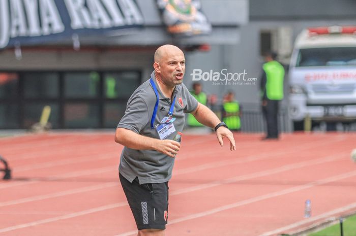 Pelatih PSM Makassar, Bernardo Tavares, sedang memberikan intruksi kepada para pemainnya bertanding dalam laga pekan ke-20 Liga 1 2022 di Stadion Patriot Candrabhaga, Bekasi, Jawa Barat, 25 Januari 2023.