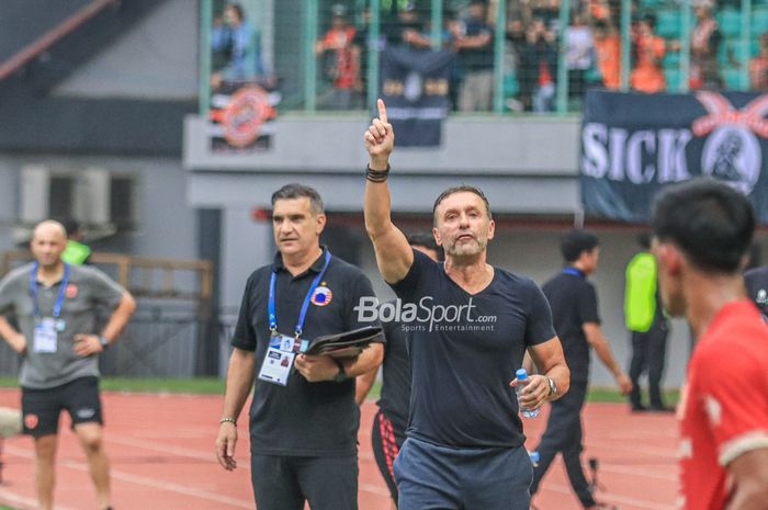 Pelatih Persija Jakarta, Thomas Doll (kanan) dan asistennya bernama Pasquale Rocco (kiri) sedang memantau para pemainnya bertading dalam laga pekan ke-20 Liga 1 2022 di Stadion Patriot Candrabhaga, Bekasi, Jawa Barat, 25 Januari 2023.