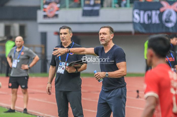Pelatih Persija Jakarta, Thomas Doll (kanan) dan asistennya bernama Pasquale Rocco (kiri) sedang memantau para pemainnya bertading dalam laga pekan ke-20 Liga 1 2022 di Stadion Patriot Candrabhaga, Bekasi, Jawa Barat, 25 Januari 2023.
