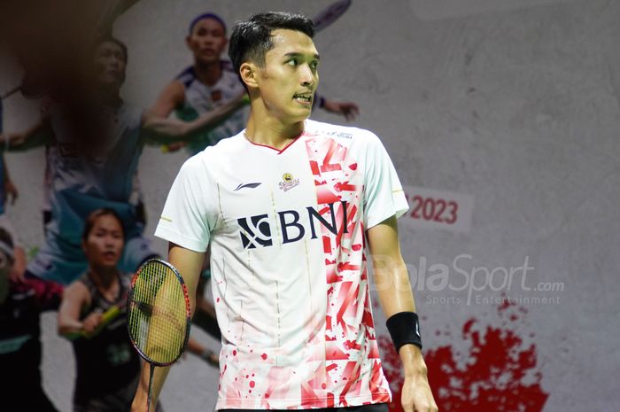 Tunggal putra tanah air, Jonatan Christie saat tampil melawan Nhat Nguyen (Irlandia) pada babak pertama Indonesia Masters 2023 di Istora Senayan, Jakarta, Rabu (25/1/2023).