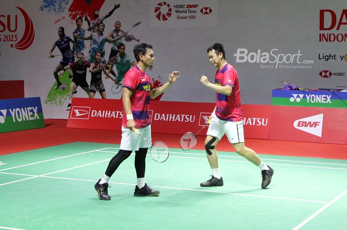 Ekspresi ganda putra Indonesia, Mohammad Ahsan/Hendra Setiawan dalam laga babak pertama Indonesia Masters 2023, Selasa (24/1/2023)