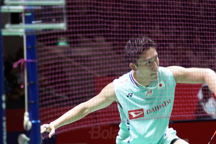 Tunggal putra asal Jepang, Kento Momota, saat tampil melawan Shi Yu Qi (China) pada babak pertama Indonesia Masters 2023 di Istora Senayan, Jakarta, Rabu (25/1/2023).