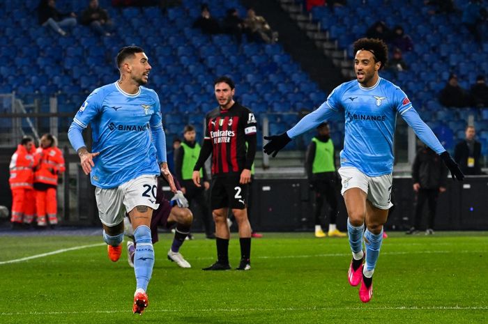 Gelandang Lazio, Mattia Zaccagni, merayakan gol ke gawang AC Milan. Pencetak Gol Terbaik Liga Italia 2021 itu cetak rekor di 5 liga top Eropa.