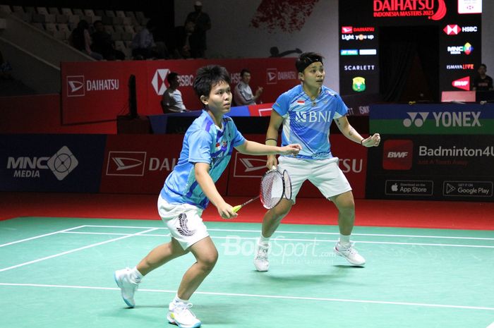 Pasangan ganda putri Indonesia, Apriyani Rahayu/Siti Fadia Silva Ramadhanti saat bertanding melawan Chang Ching Hui/Yang Ching Tun (Taiwan) pada babak pertama Indonesia Masters 2023 di Istora Senayan, Jakarta, Rabu (25/1/2023).