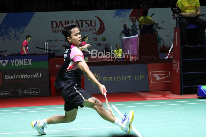 Tunggal putra Indonesia, Anthony Sinisuka Ginting, saat tampil melawan Lee Cheuk Yiu (Hong Kong) pada babak pertama Indonesia Masters 2023 di Istora Senayan, Jakarta, Rabu (23/1/2023).