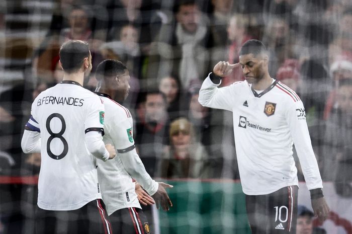 Marcus Rashford (kanan) merayakan gol Manchester United ke gawang Nottingham Forest di Piala Liga Inggris (25/1/2023). Itu gol ke-10 Rashford dalam 10 penampilan pasca-Piala Dunia 2022.