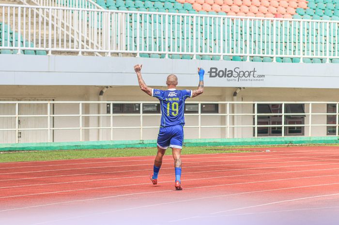 Penyerang Persib Bandung, David Da Silva, melakukan selebrasi dengab tribun sepi penonton seusai mencetak gol dalam laga pekan ke-20 Liga 1 2022 di Stadion Pakansari, Bogor, Jawa Barat, 26 Januari 2023.