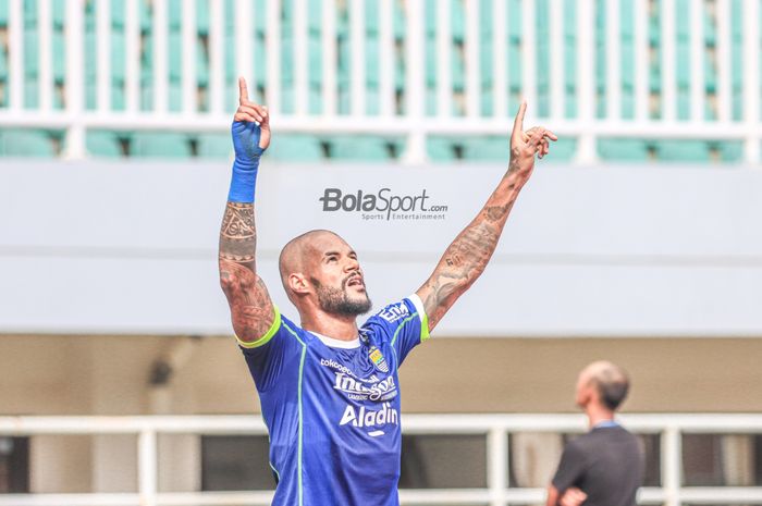 Penyerang Persib Bandung, David Da Silva, melakukan selebrasi seusai mencetak gol dalam laga pekan ke-20 Liga 1 2022 di Stadion Pakansari, Bogor, Jawa Barat, 26 Januari 2023.