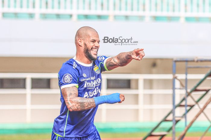 Penyerang Persib Bandung, David Da Silva, melakukan selebrasi seusai mencetak gol dalam laga pekan ke-20 Liga 1 2022 di Stadion Pakansari, Bogor, Jawa Barat, 26 Januari 2023.