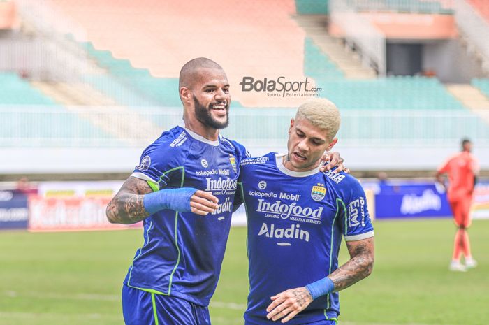 Ciro Alves (kanan) sedang melakukan selebrasi dengan David Da Silva (kiri) yang mampu mencetak gol dalam laga pekan ke-20 Liga 1 2022 di Stadion Pakansari, Bogor, Jawa Barat, 26 Januari 2023.