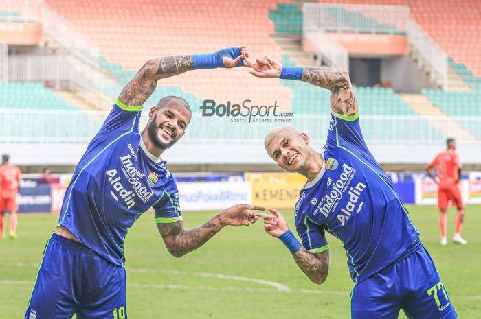 Ciro Alves (kanan) sedang melakukan selebrasi dengan David Da Silva (kiri) yang mampu mencetak gol dalam laga pekan ke-20 Liga 1 2022 di Stadion Pakansari, Bogor, Jawa Barat, 26 Januari 2023.