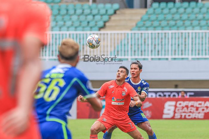 Striker Borneo FC, Matheus Antonio De Sousa Santos alias Matheus Pato (kiri), sedang berebut bola dengan bek Persib Bandung bernama Achmad Jufriyanto (kanan) dalam laga pekan ke-20 Liga 1 2022 di Stadion Pakansari, Bogor, Jawa Barat, 26 Januari 2023.