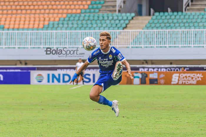 Mantan Pemain Persib Bandung, Daisuke Sato, memberikan pesan kepada Kevin Mendoza saat baru pertama gabung Persib.