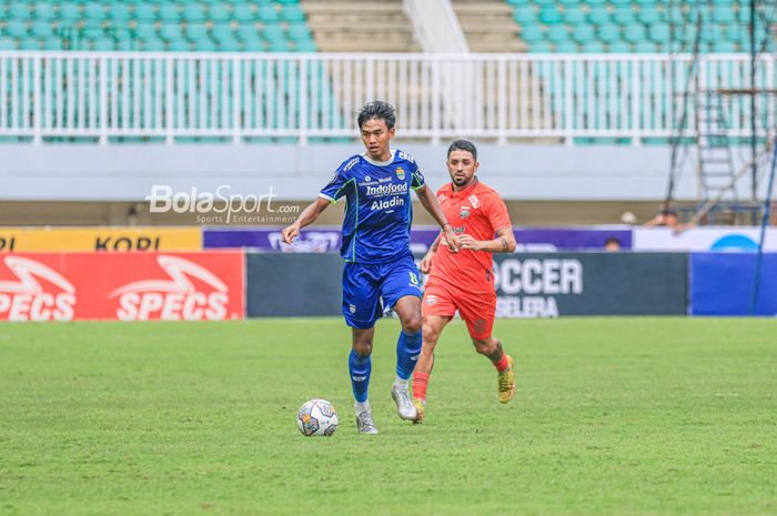 Bek Persib Bandung, Kakang Rudianto (kiri), sedang menguasai bola dan dibayangi pemain Borneo FC bernama Jonathan Ezequiel Bustos alias Jonathan Bustos (kanan) dalam laga pekan ke-20 Liga 1 2022 di Stadion Pakansari, Bogor, Jawa Barat, 26 Januari 2023.