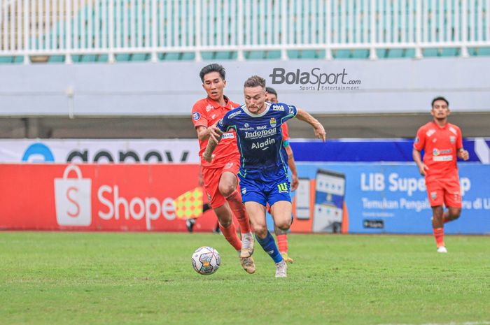 Pemain Persib Bandung, Marc Klok (kanan), sedang menguasai bola dan dibayangi pilar Borneo FC bernama Muhammad Taufany Muslihuddin (kiri) dalam laga pekan ke-20 Liga 1 2022 di Stadion Pakansari, Bogor, Jawa Barat, 26 Januari 2023.