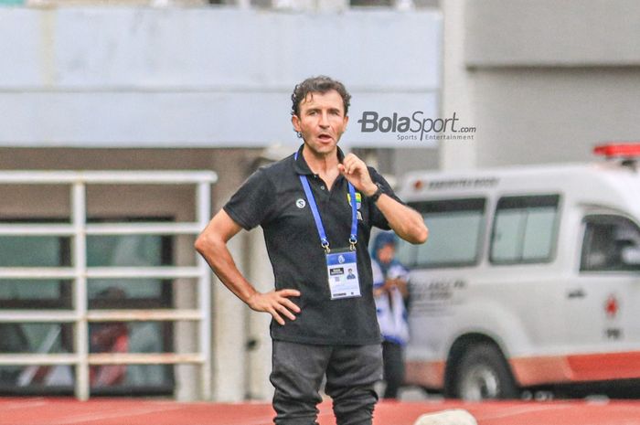 Pelatih Persib Bandung, Luis Milla, sedang memantau para pemainnya bertanding dalam laga pekan ke-20 Liga 1 2022 di Stadion Pakansari, Bogor, Jawa Barat, 26 Januari 2023.