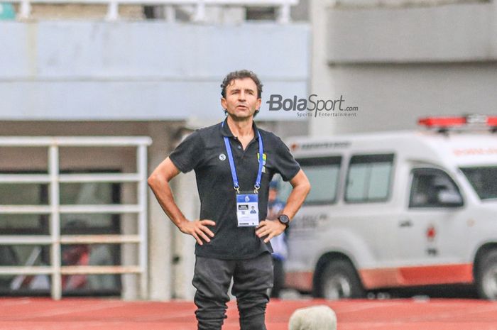 Pelatih Persib Bandung, Luis Milla, sedang memantau para pemainnya bertanding dalam laga pekan ke-20 Liga 1 2022 di Stadion Pakansari, Bogor, Jawa Barat, 26 Januari 2023.