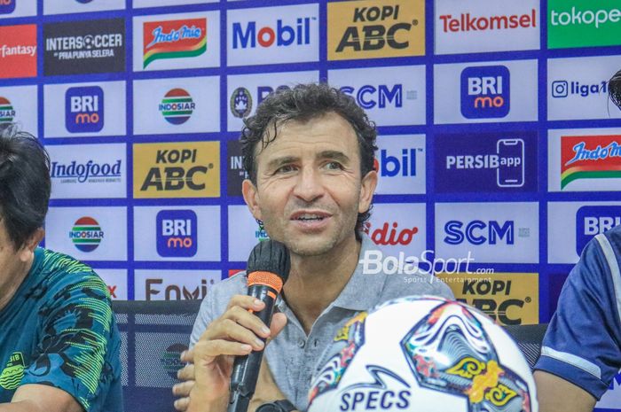 Pelatih Persib Bandung, Luis Milla, sedang memberikan keterangan kepada awak media setelah laga pekan ke-20 Liga 1 2022 di Stadion Pakansari, Bogor, Jawa Barat, 26 Januari 2023.