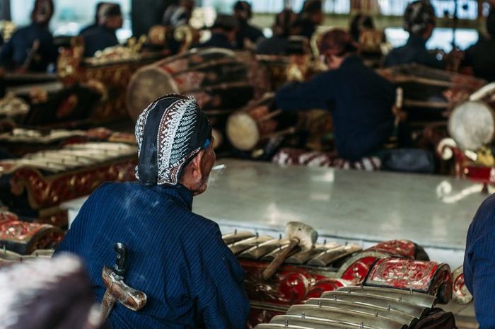 Bahasa Jawa merupakan bahasa dengan jumlah penutur terbesar di Indonesia.