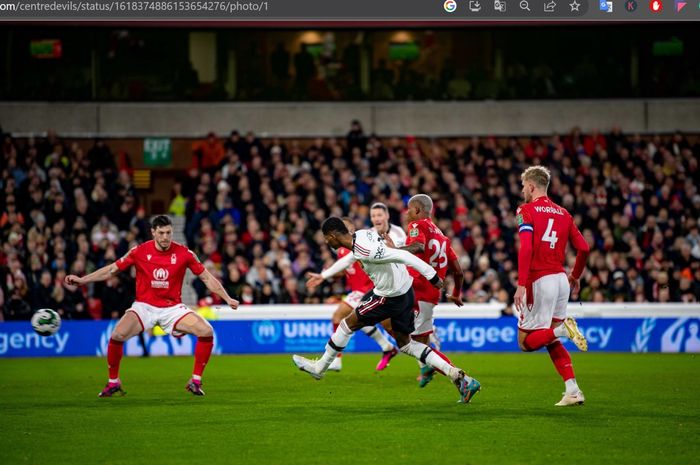 Marcus Rashford mencetak gol ke gawang Nottingham Forest pada laga leg 1 babak semifinal Piala Liga Inggris 2022-2023 di City Ground Stadium, Rabu (25/1/2023).